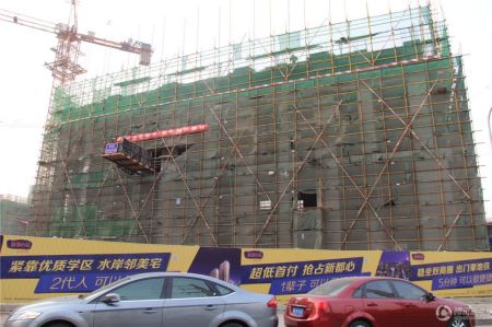 新都心苑-楼盘详情-青岛腾讯房产_cninr 新都心苑位于青岛市现新市北区,原四方区北部,南侧为已建成的梦境江南小区,西侧为绿化改造完成的张村河,东至长宁路。新都心苑占地面积约20593.8平米,总建筑面积约75044平米,建筑密度25%,容积率2.9。其中住宅建筑面积约54922平米。项目由七栋高层建筑组成,在本区域内属于中低密度社区。新都心苑临近重庆路及黑龙江路两条城市主干道,项目附近有3、306、318、368、378、363、502、801、605等近20条公交线路站点,可直达香港中路商圈、台东商圈及李沧商圈。