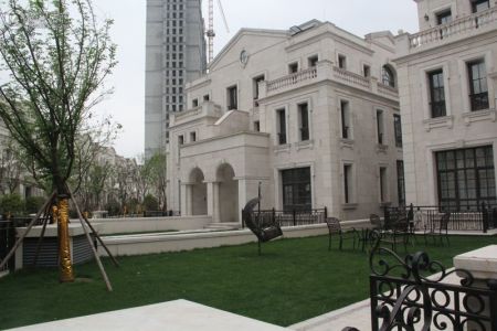 城东湖公馆_装装修 学校: 天台中学(东门)(427米),天台外国语中学(652米),天台小学(673米),思美幼儿园(675米),天台中学(西门)(680米),天台福娃幼儿园(682米),恩美幼儿园(683米)购物: 永相逢副食百货店(430米),福鑫源副食商店(431米),清风超市(493米),天台城关副食品供销部(493米),天天新秀园便利店(498米),碧珍副食批零(534米)医院: 城关医院蛇伤科(764米),跃龙社区卫生服务站(787米),赤城街道社区卫生服务中心(飞鹤路)(787米),丰泽社区卫生服务站(787