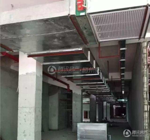商城内部消防系统及空调管道照片